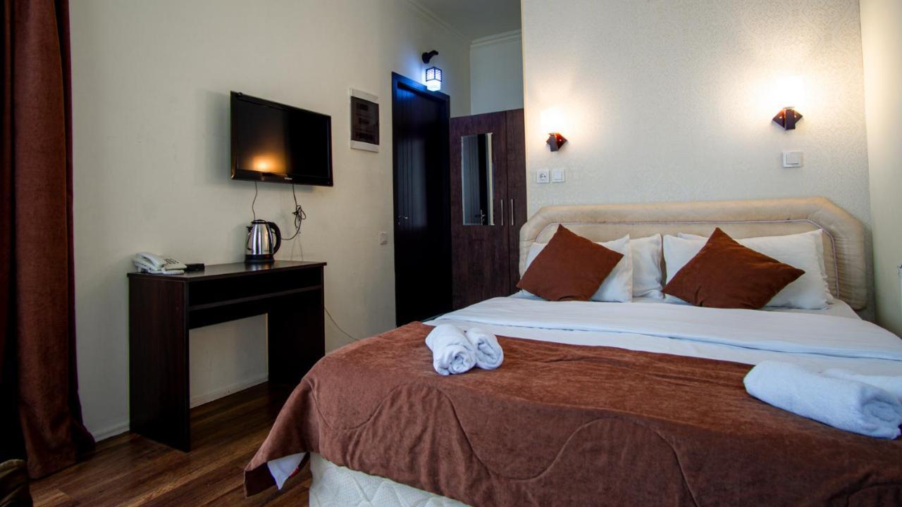 AIA Hotel Tbilisi Buitenkant foto