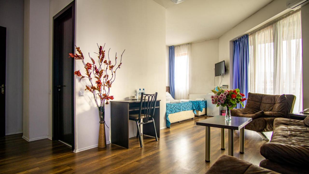 AIA Hotel Tbilisi Buitenkant foto