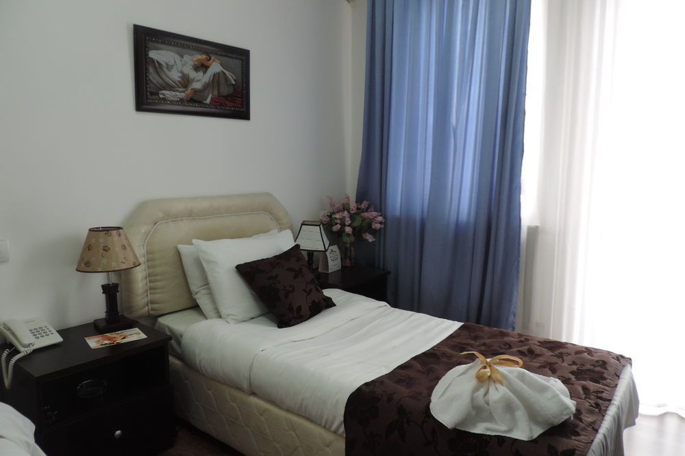AIA Hotel Tbilisi Buitenkant foto