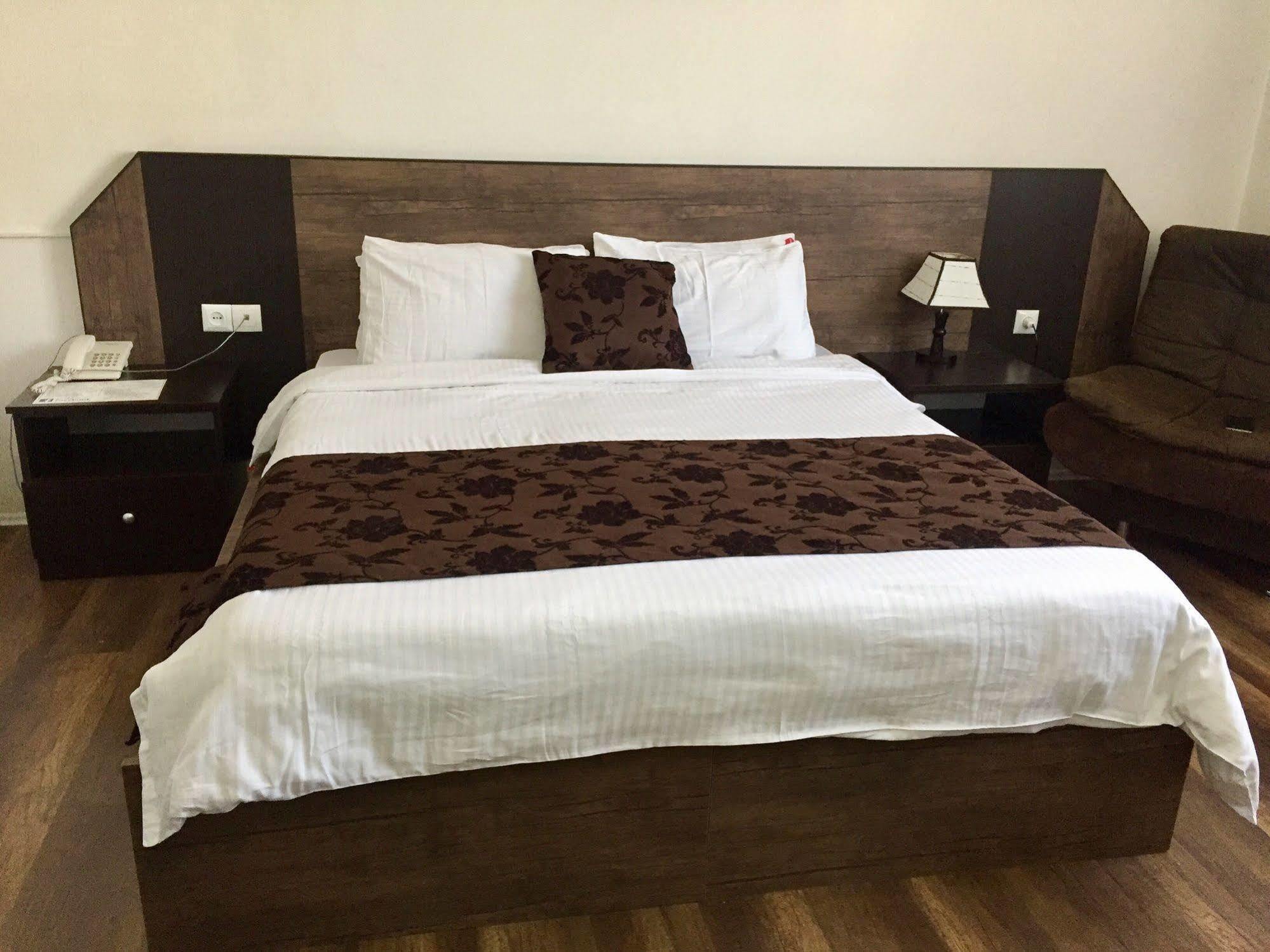 AIA Hotel Tbilisi Buitenkant foto